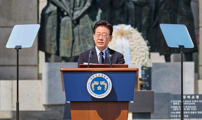 President Lee blasts shooting at dinner attended by Trump