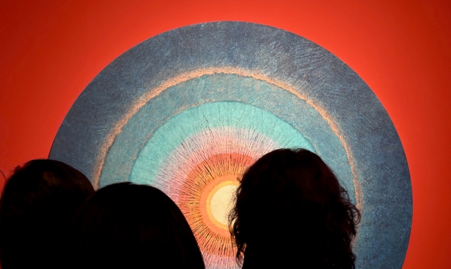 Exhibition honors works of late 'artist of light' Bang Hai Ja