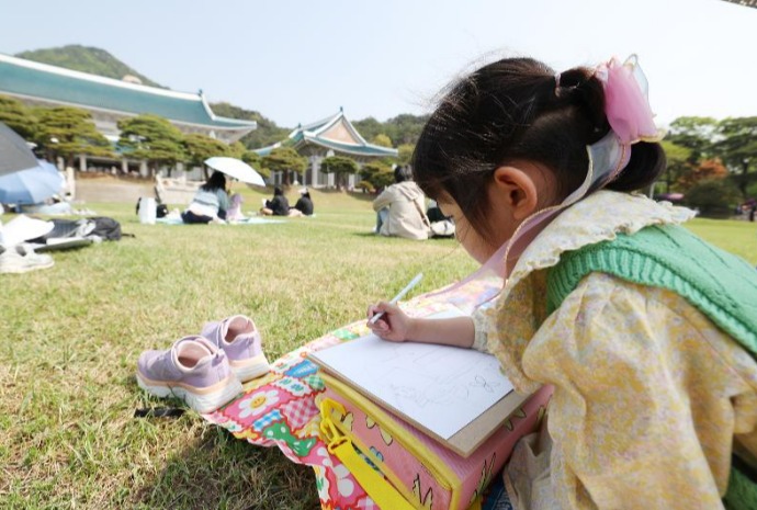 Child drawing at former presidential compound
