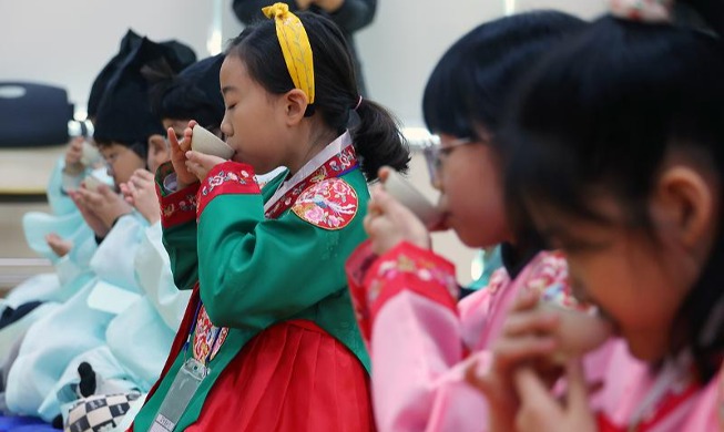 Elementary school students learn traditional tea etiquette