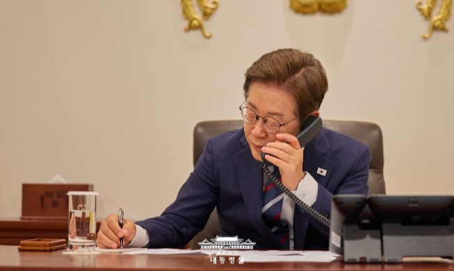 President Lee holds first phone talks with Malaysia, Indonesia