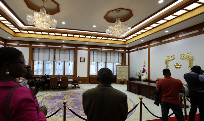 Visiting African reporters cover traditional Korean culture