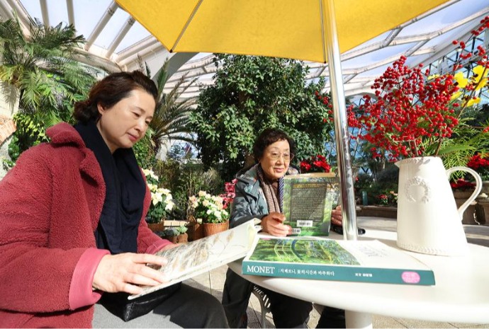 [사진으로 보는 한국] 온실에서 즐기는 겨울 독서···’안아주는 식물원’