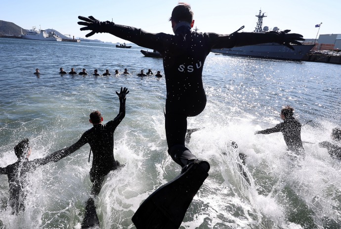 [사진으로 보는 한국] 강추위 이기는 &acute;강한 해군&acute;