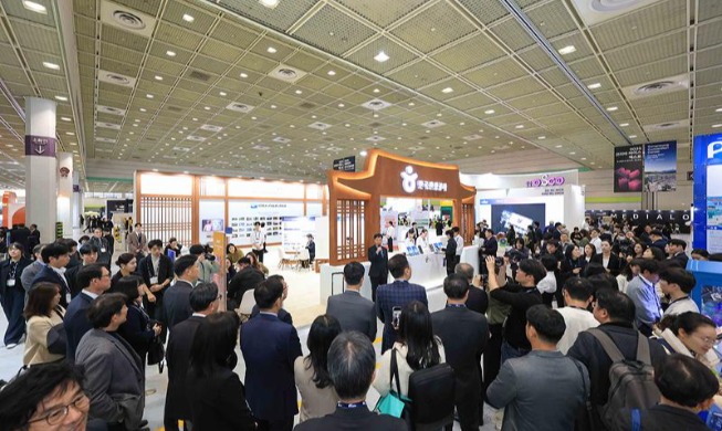 Int'l attendee of global conference can bring up to 2 companions