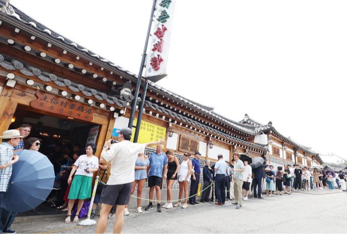 Lining up for ginseng chicken soup for relief from summer heat