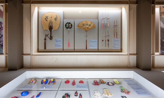 Traditional Decorative Knots, Maedeup: Donated Works by Lee Bu-ja