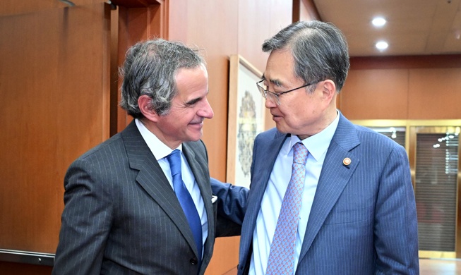 조현 장관 "한국, 비확산의무 완전 이행···IAEA와 핵잠 긴밀 소통"