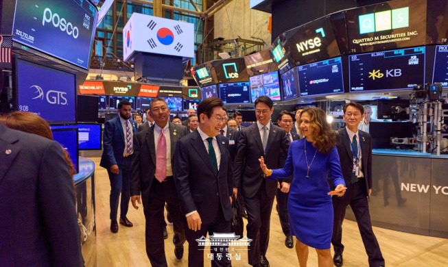 [President Lee: Year 1] ② Lee-conomic growth via AI, chips, stocks