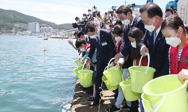 [Korea in photos] Releasing baby fish to mark Day of Seas