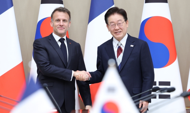 Presidents Lee, Macron pledge ship safety in Strait of Hormuz