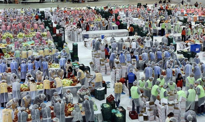 Event in Busan makes kimchi for needy families