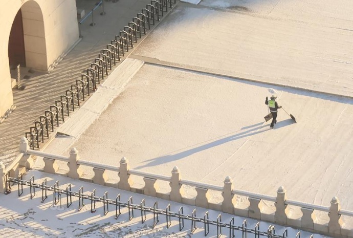 Snow removal at Gyeongbokgung Palace