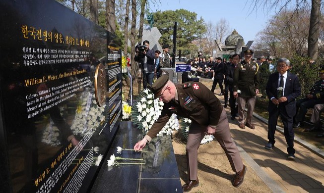 Memorial service for 'left-handed saluting' US war hero