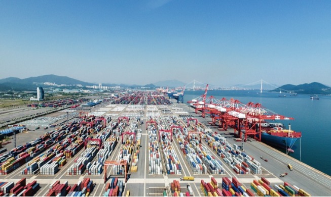 Chip exports help spur record February current account surplus