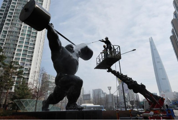 [사진으로 보는 한국] 올림픽 조형물 목욕하는 날