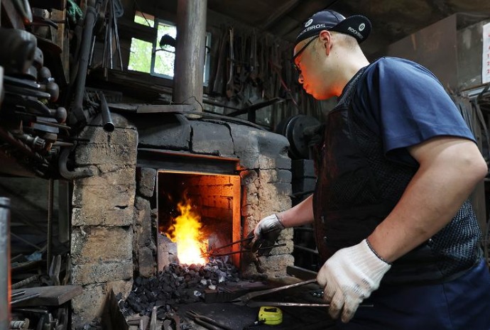 Famous blacksmith business in Seoul fights fire with fire