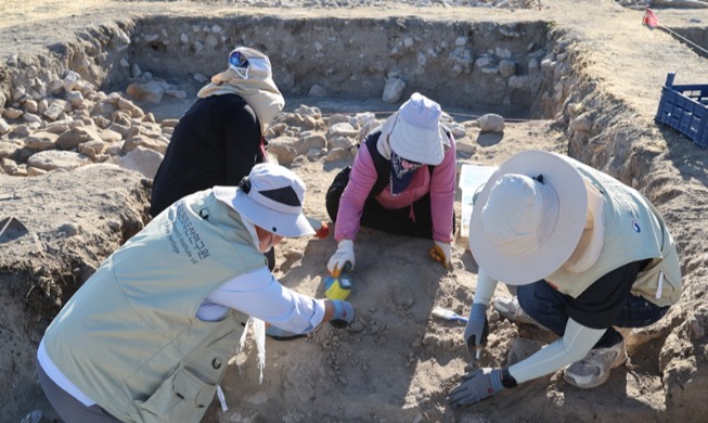 Archaeologists help find mosaic relic at ancient site in Turkiye