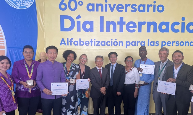 Colombian, Dutch, Nigerian organizations win Korean literacy award