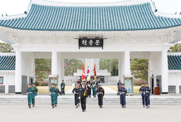 Military honor guard ceremony at Seoul Nat'l Cemetery