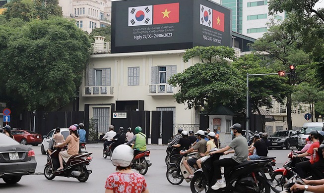 Video ad in Hanoi marks President Yoon's Vietnam visit