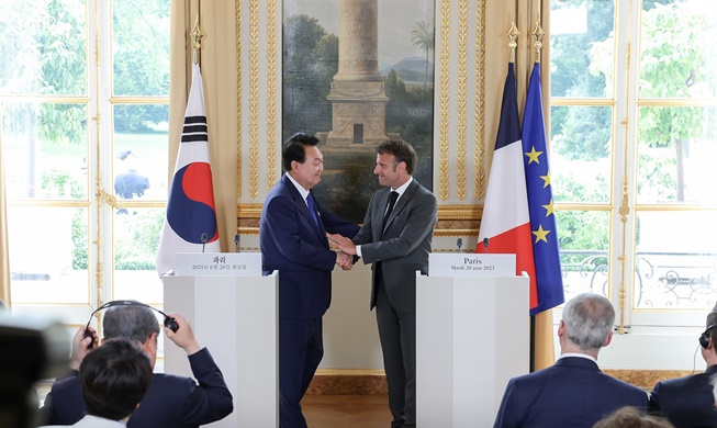 President Yoon dubs France 'Korea's longtime friend' at summit