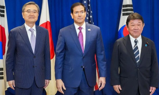 FM talks North Korea, advanced tech, supply chains with US, Japan