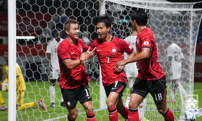 Soccer team starts Asian Games with dominant 4-1 win over Qatar