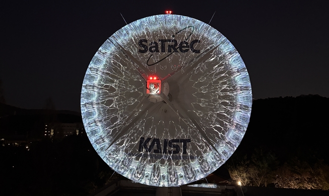 K-pop artist G-Dragon's album, iris image projected into space