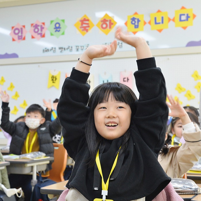 Mask-less entrance ceremony at elementary school in Daegu