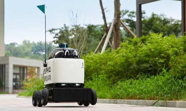 Outdoor robot that delivers food launched in Suwon