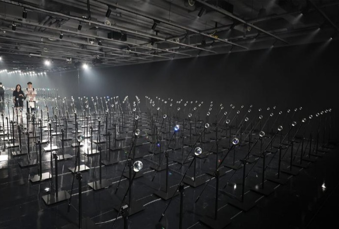 'Spectral Crossings': intersection of light and emotion
