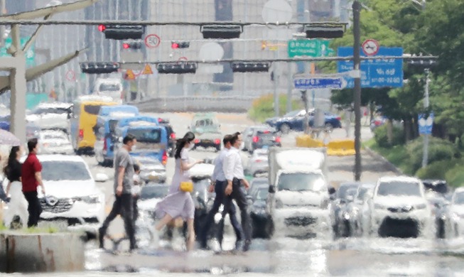 [Korea in photos] Heat haze rising on Seoul road