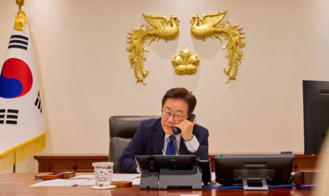 President Lee promotes exchanges in phone call with Mongolia