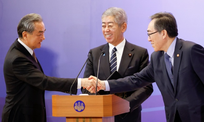 Foreign minister attends in Tokyo 3-way talks with China, Japan