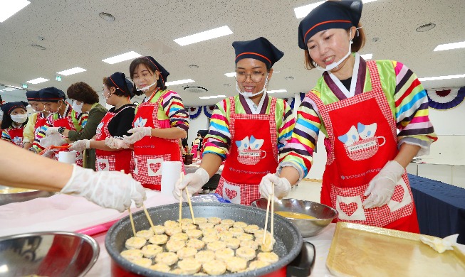 [Korea in photos] Immigrant spouses make food for Chuseok