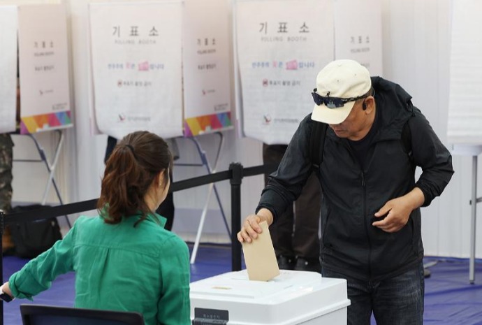 [사진으로 보는 한국] 내일을 향한 소중한 &acute;한 표&acute;
