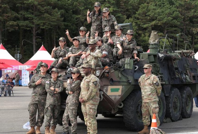 [사진으로 보는 한국] 주한미군 장병들과 기념사진