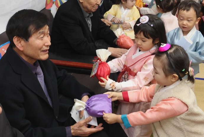 [사진으로 보는 한국] 어르신들께 떡 드리는 아이들