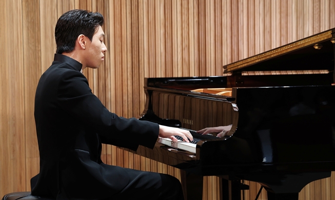 Star pianist Kim SH strives to 'lose himself while playing music'
