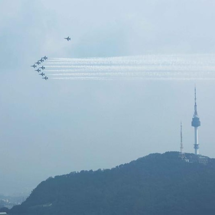 Aerobatics team Black Eagles train in skies over Seoul