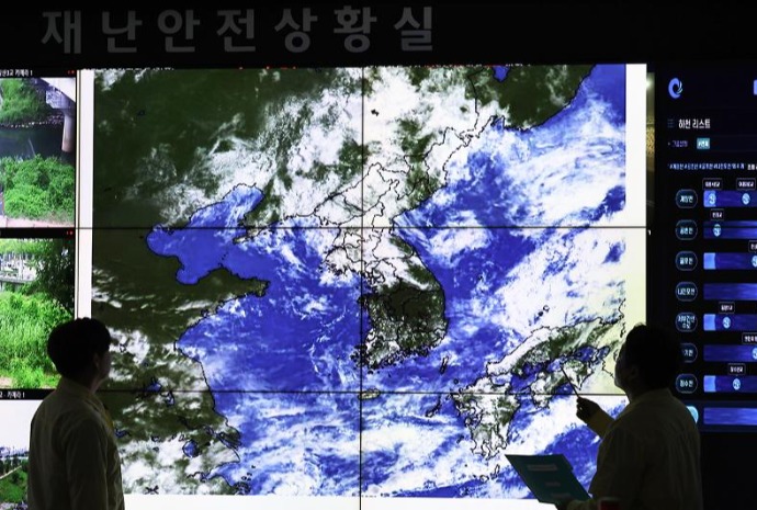 [사진으로 보는 한국] 장마 호우 대비하는 재난안전상황실 근무자들