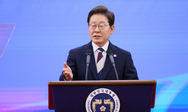 President's 1st executive order is launch of economic task force