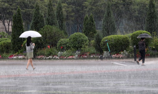 [Korea in photos] Afternoon showers cool off summer heat