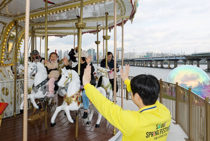 [사진으로 보는 한국] 회전목마 타고 한강 즐겨요