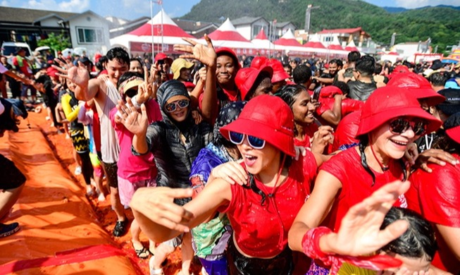 Provincial festival uses summer fun to save tomatoes from waste