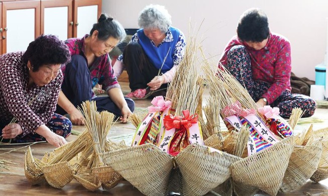 Making traditional rice strainers for good luck