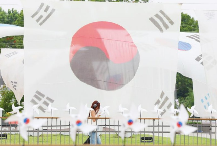Nat'l flag exhibition marks 80th anniversary of liberation