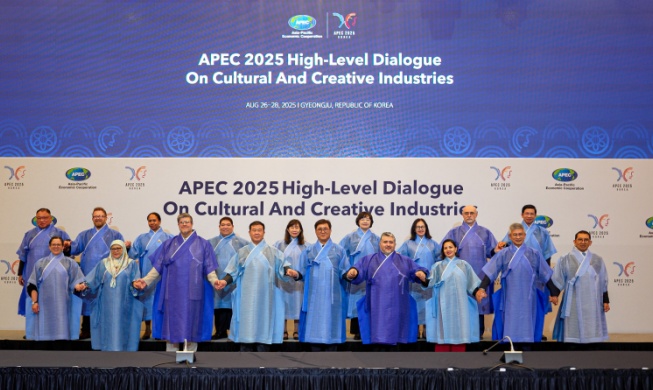 Foreign media reps hail Gyeongju's prep for APEC Summit