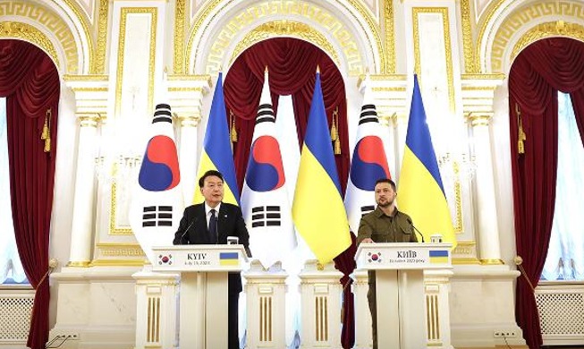 President Yoon makes surprise trip to Ukraine for summit